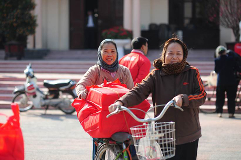 ຮ່ວມແຮງຮ່ວມໃຈເບິ່ງແຍງຄົນທຸກຍາກໃນໂອກາດບຸນເຕັດ